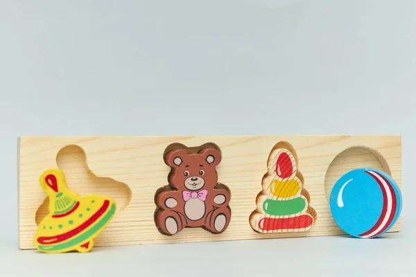 Fundo de figuras de brinquedo de madeira coloridas das crianças para crianças em um fundo leve. vista vertical close-up . — Fotografia de Stock