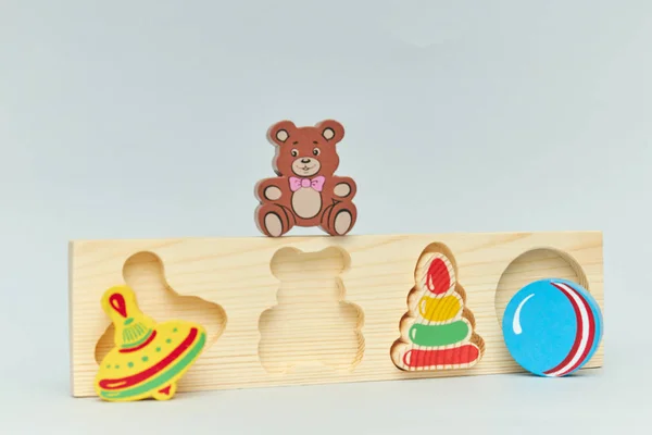 Fondo de figuras de juguete de madera de colores para niños sobre un fondo claro. vista vertical primer plano . — Foto de Stock