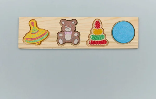 Fondo de figuras de juguete de madera de colores para niños sobre un fondo claro. vista vertical primer plano . — Foto de Stock