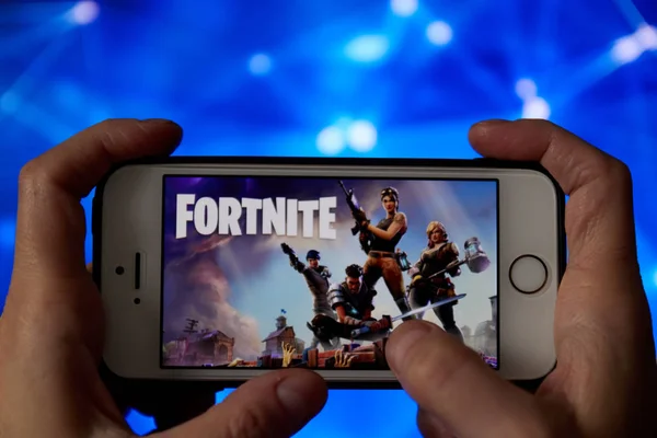 San Francisco, CA USA-Nisan 2019: bir Fortnite oyun logosu ile bir telefon tutarak el kapatmak.