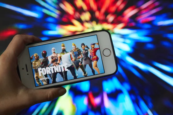 San francisco, ca usa - april 2019: hand hält ein telefon mit einem fortnite game logo in nahaufnahme. — Stockfoto