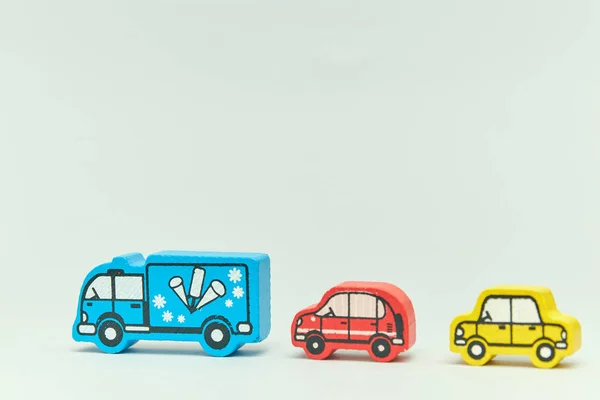Dřevěná hračka na stroji na světlými pozadí. Skupina aut s prázdným prostorem. Close-up. Vzdělávací hračky pro děti. Vintage — Stock fotografie