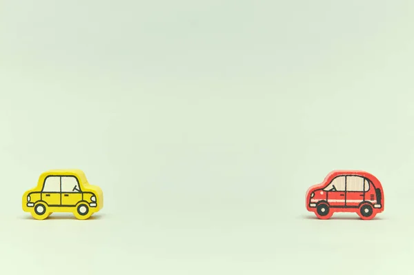 Дерев'яна ретро-друкарська іграшка на світлому фоні. група автомобілів з порожнім простором. крупним планом. освітні іграшки для дітей. вінтажний — стокове фото