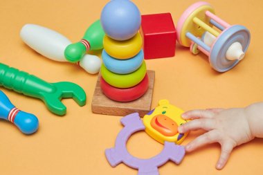 Çocuk oyuncakları. Çocuk oyuncakları ile arka plan. yatay görünüm. çocuğun eli çocuk oyuncakları için ulaşır.