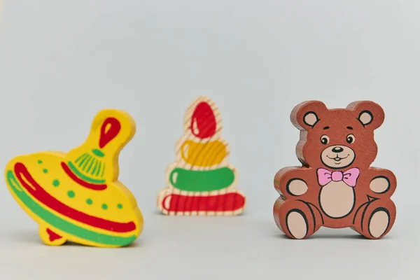 Fondo de niños coloridas figuras de juguete de madera para niños sobre un fondo claro. vista vertical primer plano . — Foto de Stock