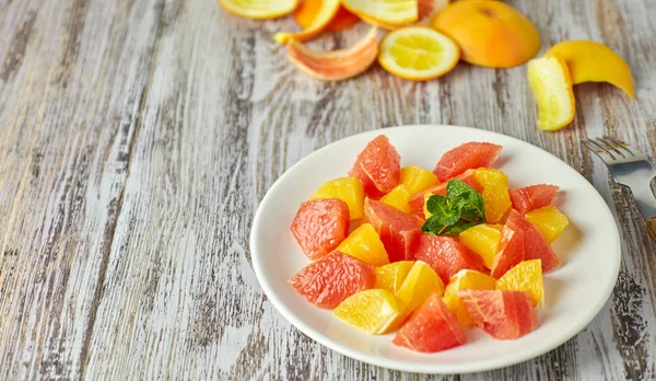 Orange-grapefruit citrus salad on a shabby wooden table. copy space. summer vitamin salad. — Stock Photo, Image