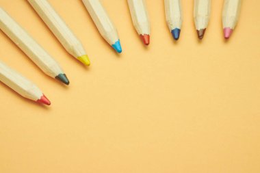 Arka planda renkli kalemler, kopya alanı. çizim için kalemler.