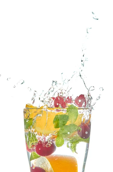 Detox-Limonade mit Orangenscheiben und Beeren mit Minze auf weißem Hintergrund. erfrischendes Getränk. — Stockfoto