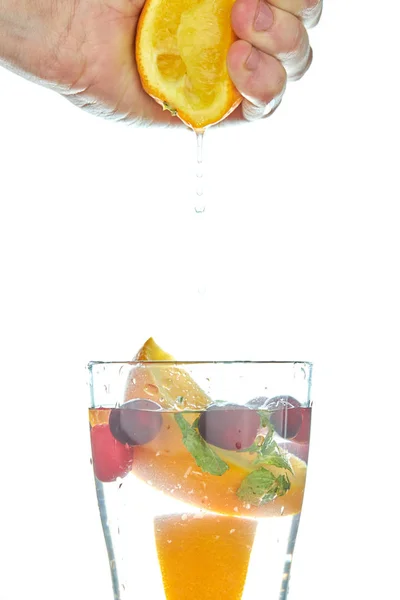 Limonada desintoxicante con rodajas de naranja y bayas con menta sobre fondo blanco. bebida refrescante . —  Fotos de Stock