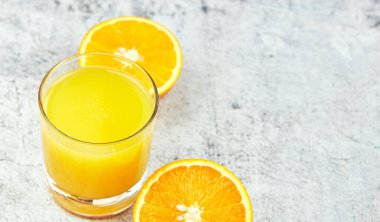 Taze meyve suyu Portakal suyu hafif beton portakal dilimleri ile bir bardak. yatay görünüm. Detoks. Close. kopya alanı. narenciye ferahlatıcı içecek.