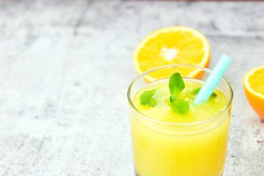 Taze meyve suyu Portakal suyu hafif beton portakal dilimleri ile bir bardak. yatay görünüm. Detoks. Close. kopya alanı. narenciye ferahlatıcı içecek.