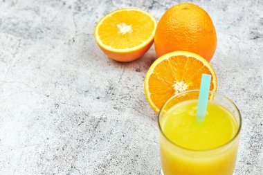 Taze meyve suyu Portakal suyu hafif beton portakal dilimleri ile bir bardak. yatay görünüm. Detoks. Close. kopya alanı. narenciye ferahlatıcı içecek.