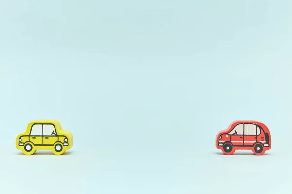 Trä retro Skriv maskin leksak på en ljus bakgrund. grupp bilar med tomt utrymme. Närbild. Pedagogiska leksaker för barn. Vintage — Stockfoto