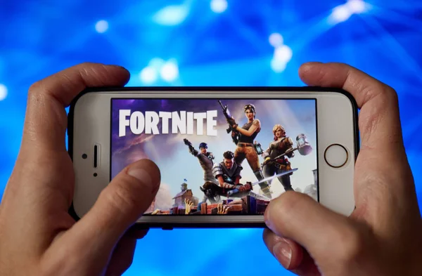 San Francisco, CA USA-Nisan 2019: bir Fortnite oyun logosu ile bir telefon tutarak el kapatmak.
