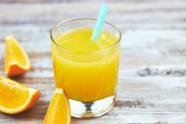 Bir bardak taze portakal suyu ve eski bir masa ışığı üzerinde portakal dilimleri. yatay görünüm. Detoks. Close. Kopya alanı narenciye ferahlatıcı içecek.