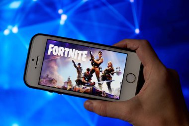 San Francisco, CA USA-Nisan 2019: bir Fortnite oyun logosu ile bir telefon tutarak el kapatmak.