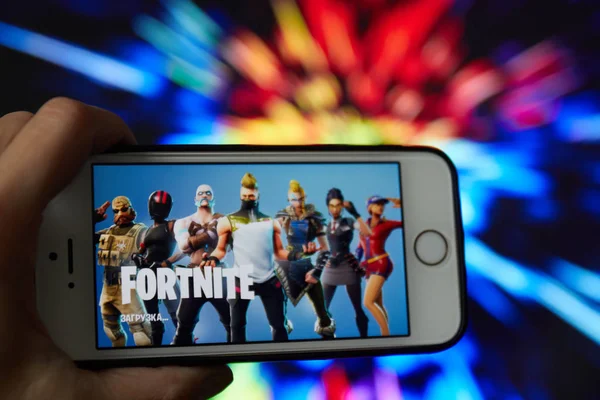 San Francisco, CA USA-Nisan 2019: bir Fortnite oyun logosu ile bir telefon tutarak el kapatmak.