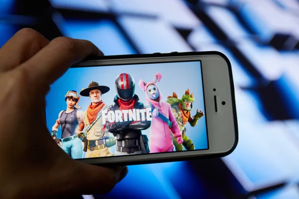 San Francisco, CA USA-Nisan 2019: bir Fortnite oyun logosu ile bir telefon tutarak el kapatmak.