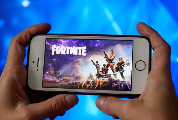 San Francisco, CA USA-Nisan 2019: bir Fortnite oyun logosu ile bir telefon tutarak el kapatmak.
