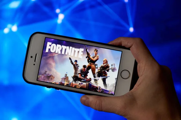 San Francisco, CA USA-Nisan 2019: bir Fortnite oyun logosu ile bir telefon tutarak el kapatmak.