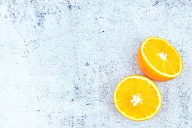 Hafif beton arka planda turuncu dilimler. Metin için alan kopyalayın. Seçici odak. yukarıdan görünüm.