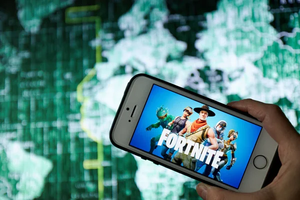 San Francisco, CA USA-Nisan 2019: bir Fortnite oyun logosu ile bir telefon tutarak el kapatmak.