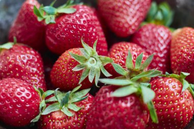 Taze kırmızı çilek yakın. mevsimlik Berry.