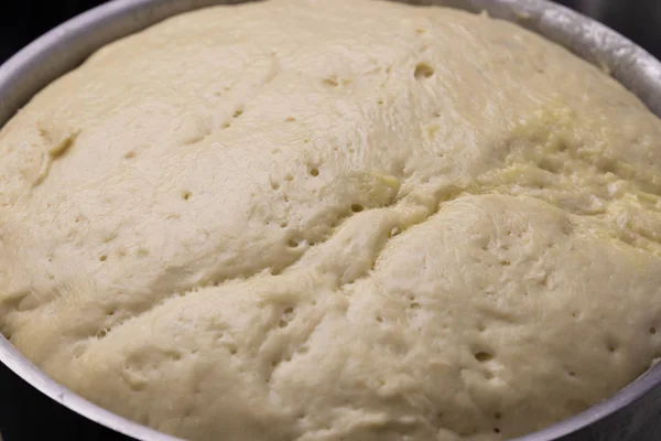 Masa fermentada de primer plano, lista para hacer masa, masa fermentada casera , — Foto de Stock