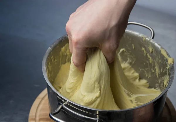 El hombre amasa la masa de levadura para hornear pan. masa fermentada . — Foto de Stock