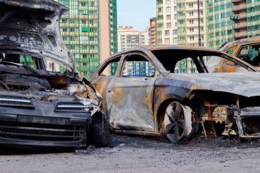 Rusya. St. Petersburg 'da. 17 Temmuz 2019. Bir yangından sonra kısmen yanmış araba, vücudun parçaları yanmış kapı kolları ve kırık cam, sigortalı araba bir yangından sonra