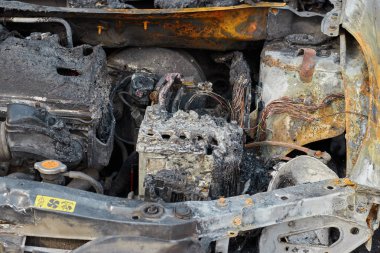 bir yangın sonra yanmış araba, vücut parçaları yanmış kapı kolları ve kırık cam, resim hoş değil, bir yangından sonra sigortalı araba