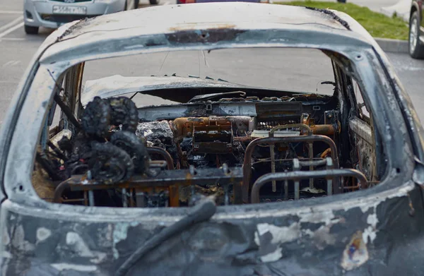 Coche quemado después de un incendio, partes del cuerpo manijas de la puerta quemada y vidrio agrietado, la imagen no es agradable, coche asegurado después de un incendio — Foto de Stock