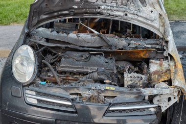 bir yangın sonra yanmış araba, vücut parçaları yanmış kapı kolları ve kırık cam, resim hoş değil, bir yangından sonra sigortalı araba