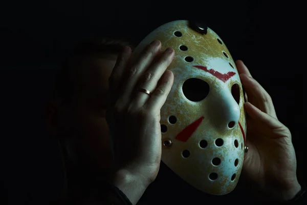 Erkek hokey maskesi, katil kostümü. Cadılar Bayramı konsepti. ölülerin tatil günü