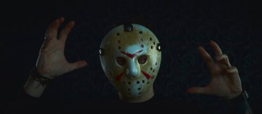Miami, Florida USA - 3 Mayıs 2019. Cuma 13 Jason Voorhees'in hokey maskesi. Cadılar Bayramı konsepti. ölüm günü. siyah bir arka plan üzerinde bir jason maskesi adam.