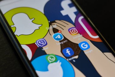 Chiang Mai, Tayland - 24 Temmuz 2019: Xiaomi redmi ekranda sosyal medya simgeleri ile 7 telefon. Sosyal ağlar en popüler araçtır. Akıllı telefon yaşam tarzı.