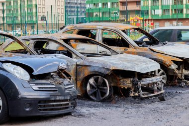 Rusya. St. Petersburg 'da. 17 Temmuz 2019. Bir yangından sonra kısmen yanmış araba, vücudun parçaları yanmış kapı kolları ve kırık cam, sigortalı araba bir yangından sonra