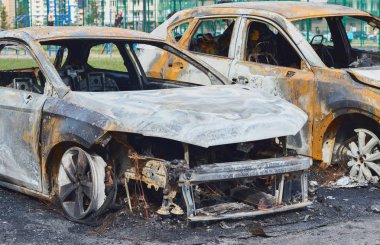 bir yangın sonra yanmış araba, vücut parçaları yanmış kapı kolları ve kırık cam, resim hoş değil, bir yangından sonra sigortalı araba