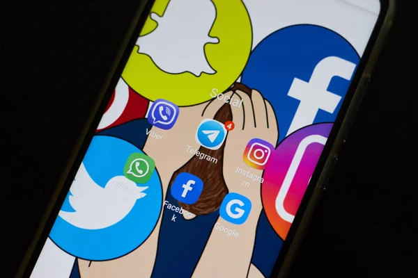 Chiang Mai, Tayland - 24 Temmuz 2019: Xiaomi redmi ekranda sosyal medya simgeleri ile 7 telefon. Sosyal ağlar en popüler araçtır. Akıllı telefon yaşam tarzı.