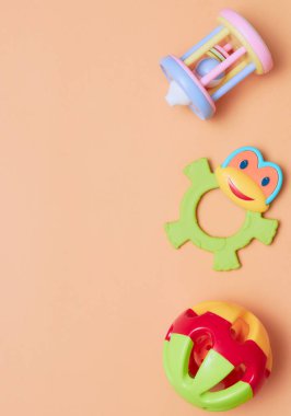 çocuk eğitim oyuncakları üst görünümü. Parlak plastik, çocuklar için plastik bir oyuncak seti. Şeftali arka plan üzerinde metin için boşluk ile Flatlay.