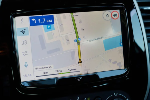 Chiang Mai, Thailand-24 juli 2019. GPS-navigering i en modern bils hytt. modern teknik. — Stockfoto