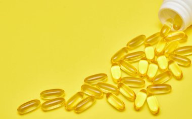 ilaç ilaç kapsülleri, hap lar ve kapsüller ve sarı bir arka plan üzerinde bir şişe. Metin için alan kopyalayın. haplarda medecine ve vitamin kavramı.