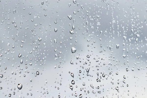cam arka planda su düşer. su damlacıkları dokusu. Tasarım için arka plan.
