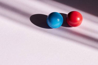 sert gölgeler ile hafif bir arka plan üzerinde kırmızı ve mavi top. tasarım için soyut arka plan. Kopya uzay geometrisi gölge döküm etkisi