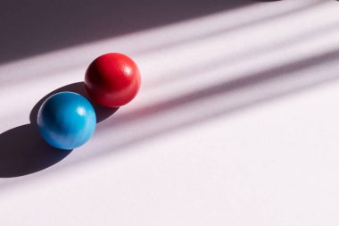 sert gölgeler ile hafif bir arka plan üzerinde kırmızı ve mavi top. tasarım için soyut arka plan. Kopya uzay geometrisi gölge döküm etkisi
