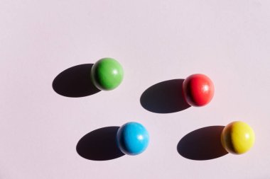 Sert gölgeler ile açık bir arka plan üzerinde dört renkli topları. tasarım için soyut arka plan. Uzay geometrisi kopyalama