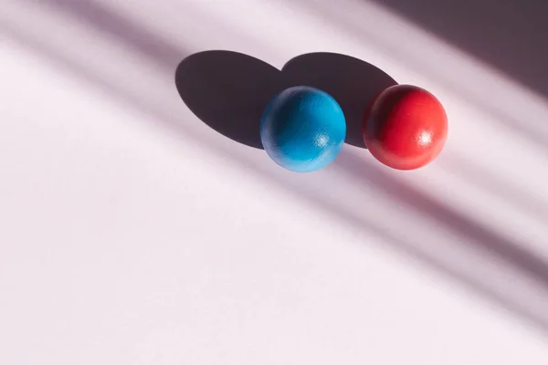 Bola roja y azul sobre un fondo claro con sombras duras. fondo abstracto para el diseño. Copia espacio geometría sombra efecto de fundición — Foto de Stock