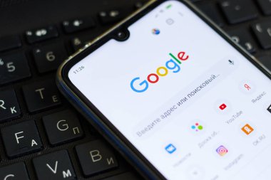 Los Angeles, Ca, Usa - 9 Eylül 2019: Google Chrome, internetteki arama motorunun resmi web sitesi. Duckduckgo.com logosu bir akıllı telefonun, tabletin ekranında görünür.