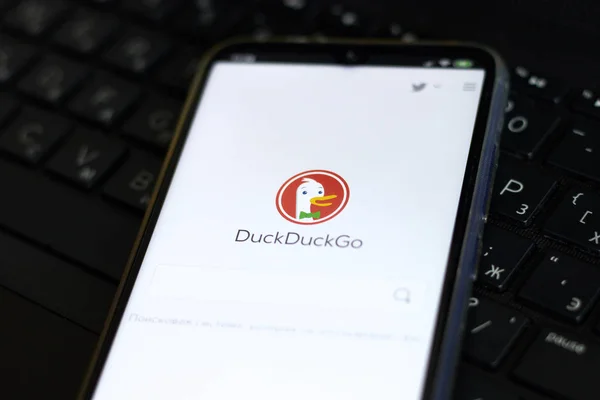 Los Angeles, Kalifornia, USA-9 września 2019: DuckDuckGo, Oficjalna strona wyszukiwarki internetowej. Koncepcja logo Duckduckgo.com jest widoczna na smartfonie, ekranie tabletu. — Zdjęcie stockowe