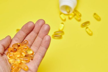 ilaç ilaç kapsülleri, hap lar ve kapsüller ve sarı bir arka plan üzerinde bir şişe. Metin için alan kopyalayın. haplarda medecine ve vitamin kavramı.